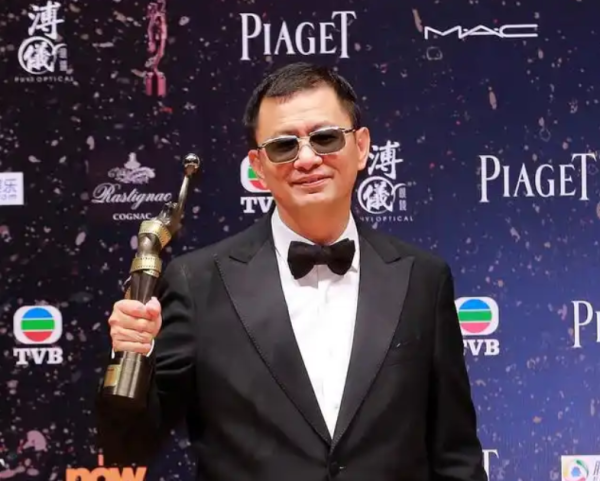 聚赢配资网 王家卫拍《东邪西毒》集体PC被抓！